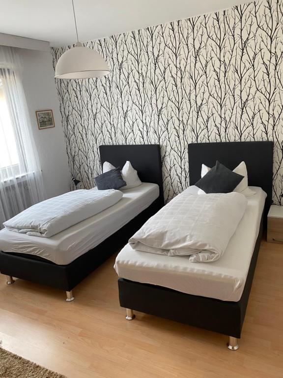 A bed or beds in a room at Hotel und Pension Brunnenhof
