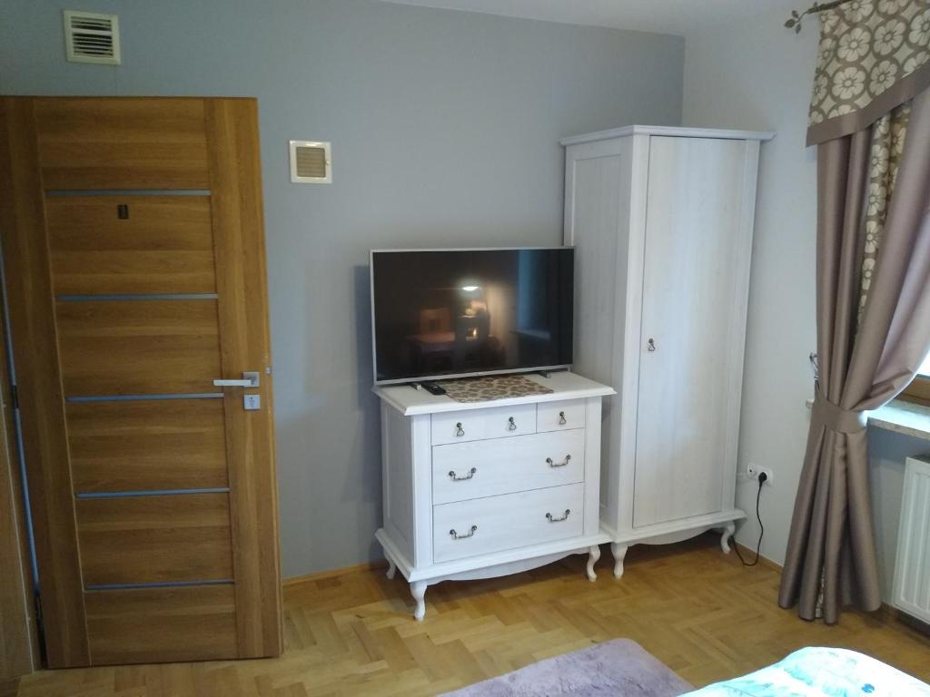 Televízia a/alebo spoločenská miestnosť v ubytovaní Apartament Marzeń Plaża Zalew i Las