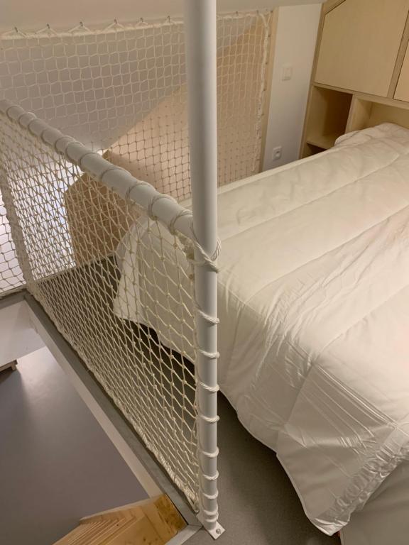 łóżko piętrowe w pokoju z kijem w obiekcie Ambiance bois - 2 appartements w mieście Vannes