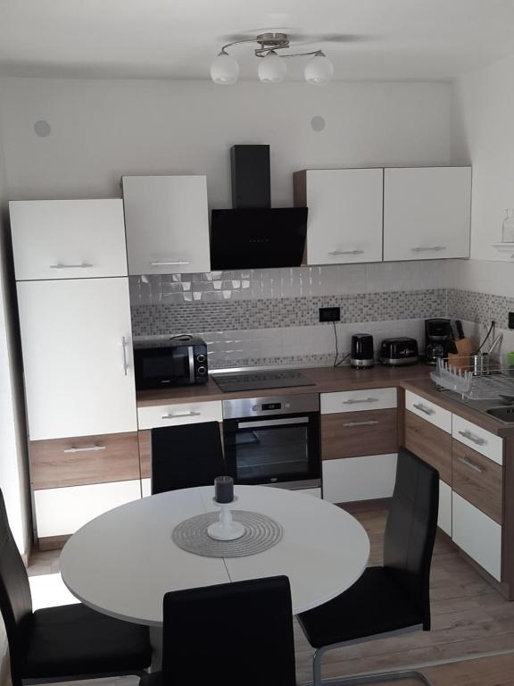 Kuchnia lub aneks kuchenny w obiekcie Ferienhaus Karlo