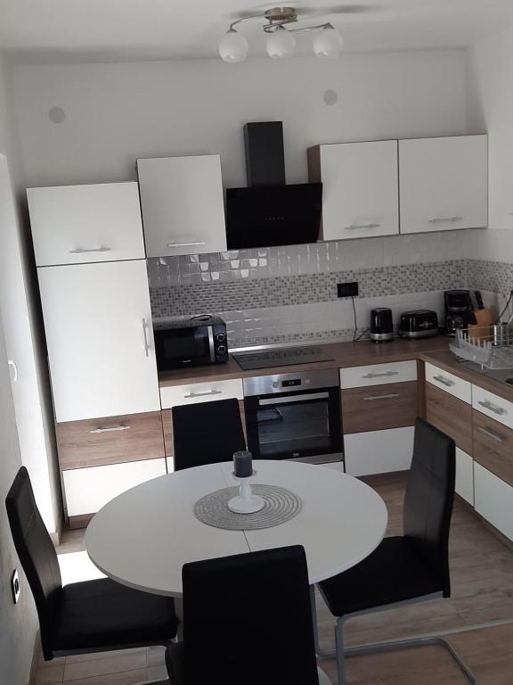 Kuchnia lub aneks kuchenny w obiekcie Ferienhaus Karlo