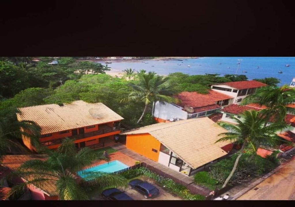 an aerial view of a house and the beach at Pousada do sol Meaipe in Guarapari