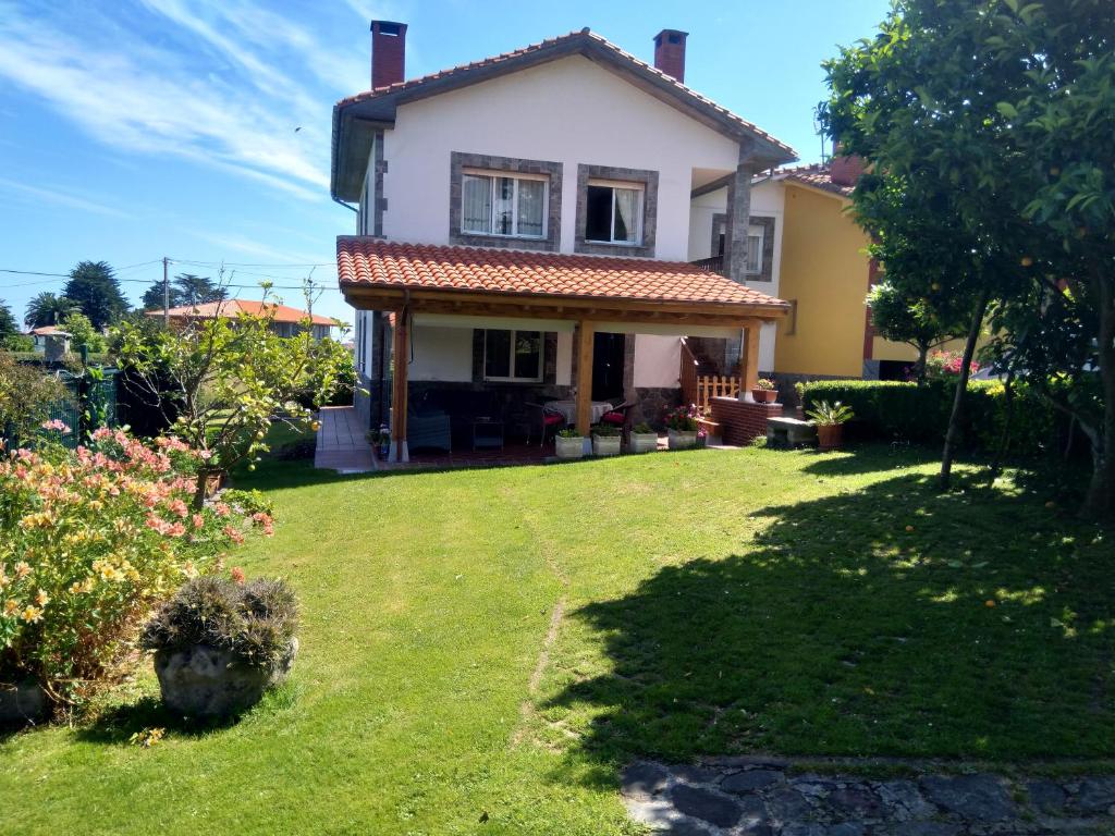 una casa con césped delante en Les Viesques en Colunga