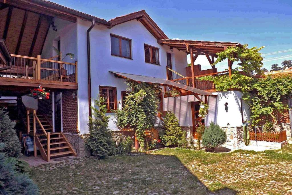 een groot wit huis met een trap in de tuin bij Casa Pelu in Vale