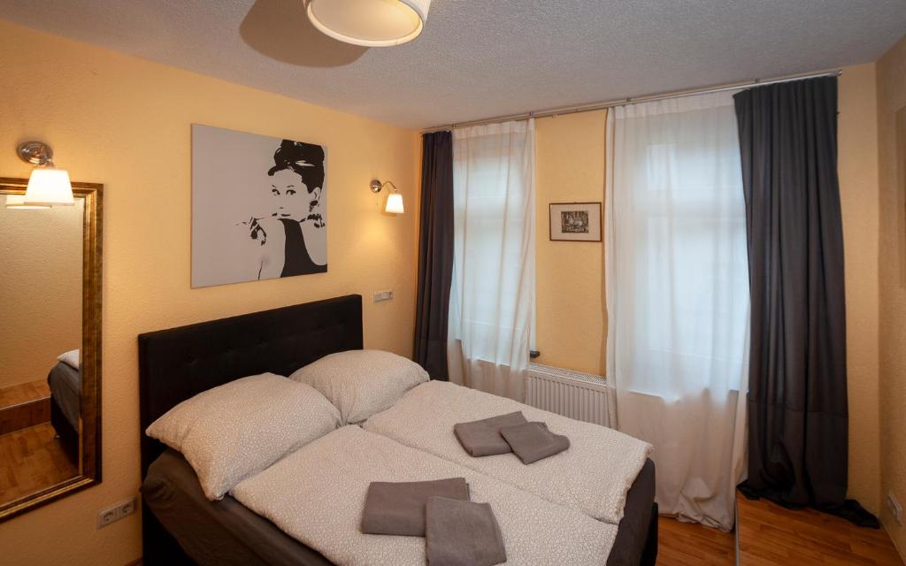 En eller flere senge i et værelse på Apartment Ferienwohnung Blumenstadt