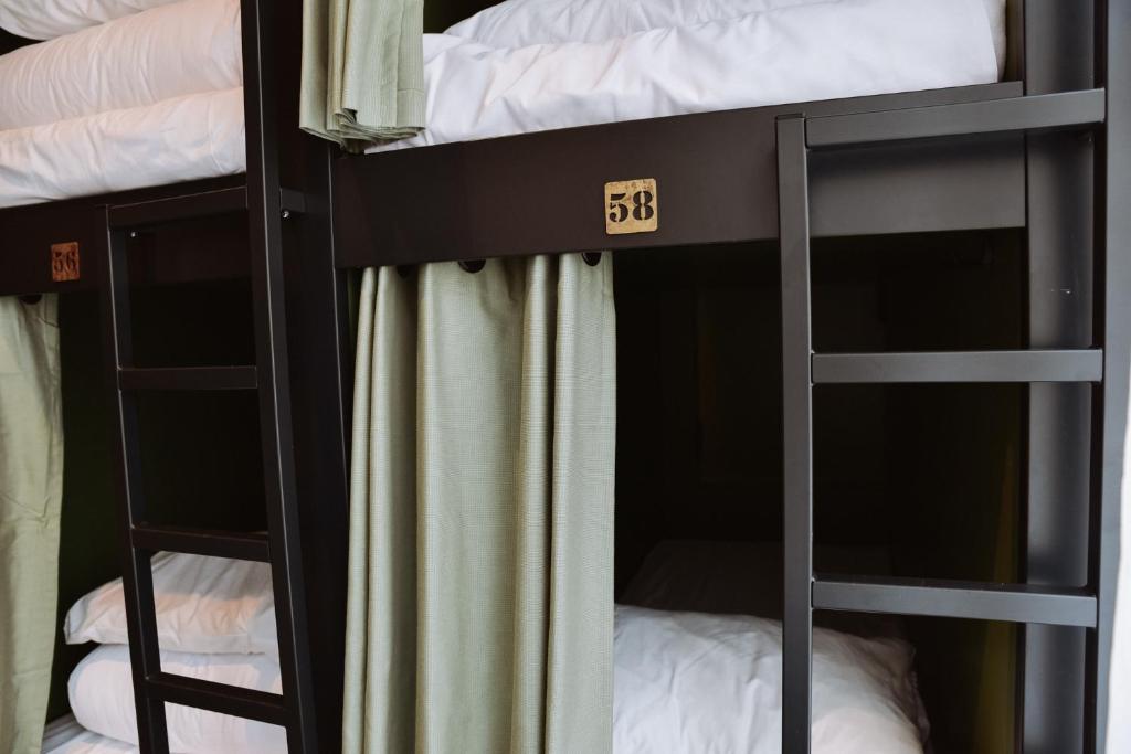 Ein Bett oder Betten in einem Zimmer der Unterkunft Durty Nelly&#39;s Inn