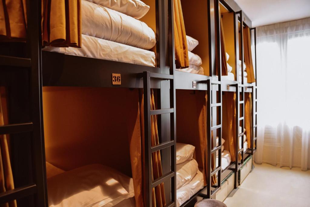 Ein Etagenbett oder Etagenbetten in einem Zimmer der Unterkunft Durty Nelly&#39;s Inn