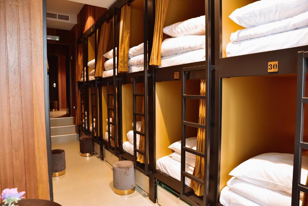 Ein Etagenbett oder Etagenbetten in einem Zimmer der Unterkunft Durty Nelly&#39;s Inn