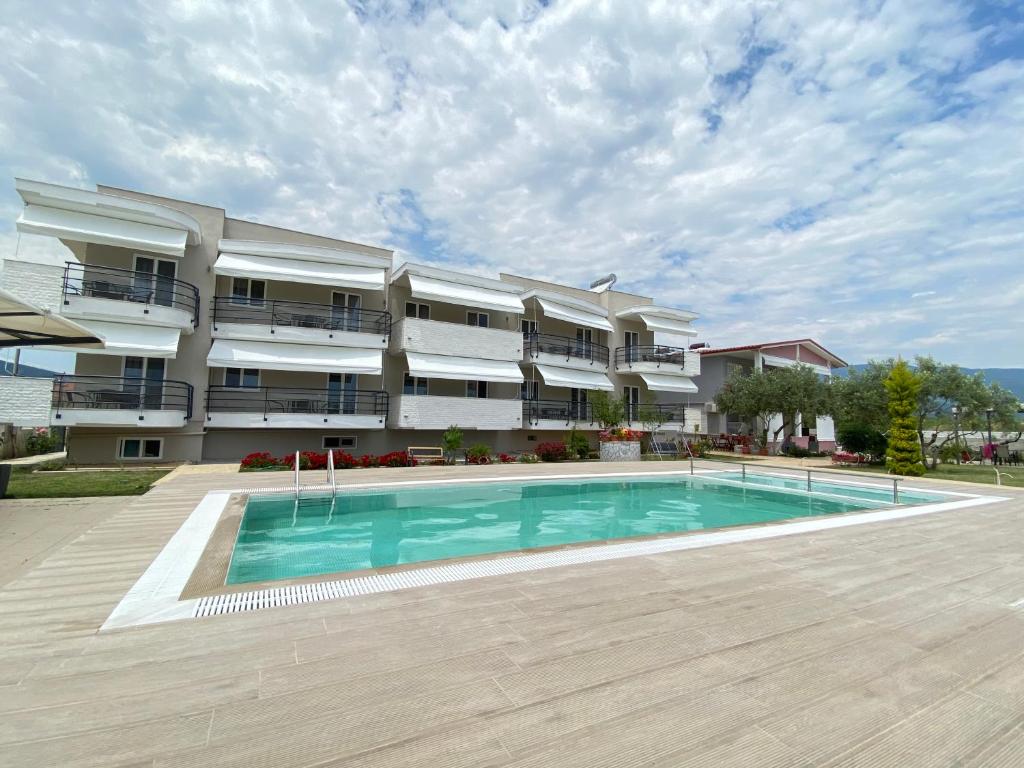 um grande edifício de apartamentos com piscina em Littore Maris em Nea Vrasna