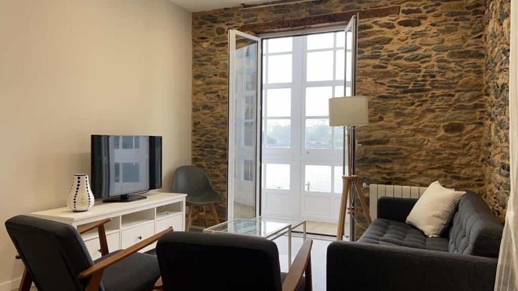 A television and/or entertainment centre at Noray Apartamentos Viveiro