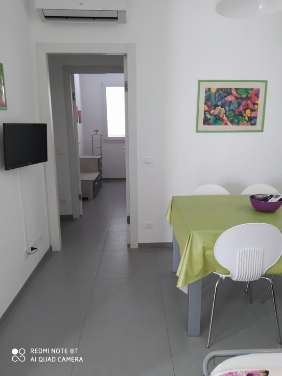 Televízia a/alebo spoločenská miestnosť v ubytovaní Iris