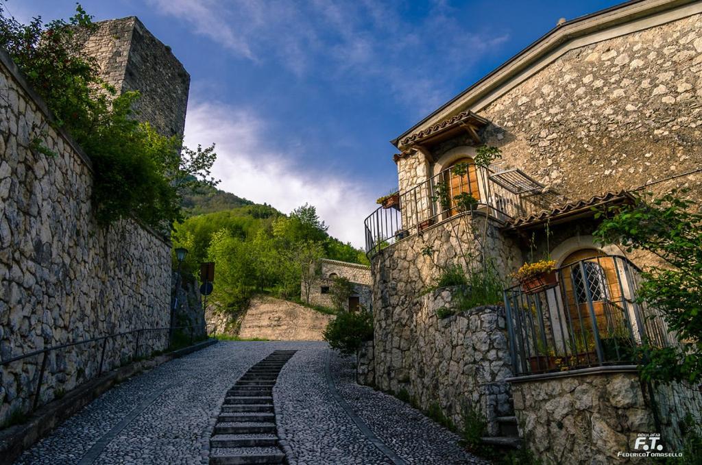a stone alley way with a building and a house at B&B La casa dei nonni in San Donato Val di Comino