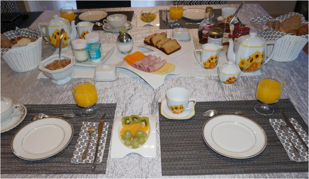 Breakfast options na available sa mga guest sa Les Centauris