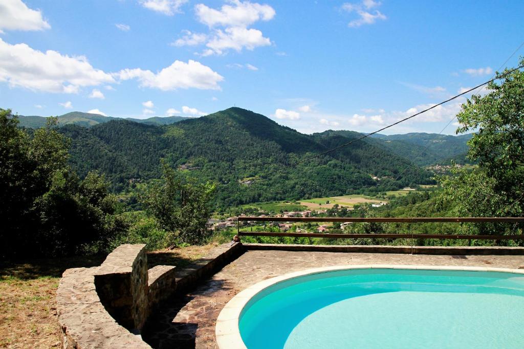 une piscine avec vue sur les montagnes dans l'établissement Le Nid des Combes, à Dunières-sur-Eyrieux