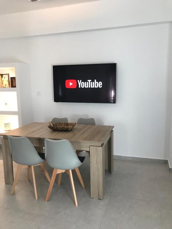 TV a/nebo společenská místnost v ubytování Ammos Luxury Studios