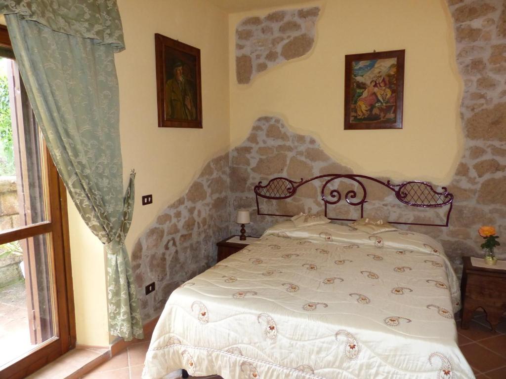 1 dormitorio con cama y ventana en Casale san Pietro, en Otricoli
