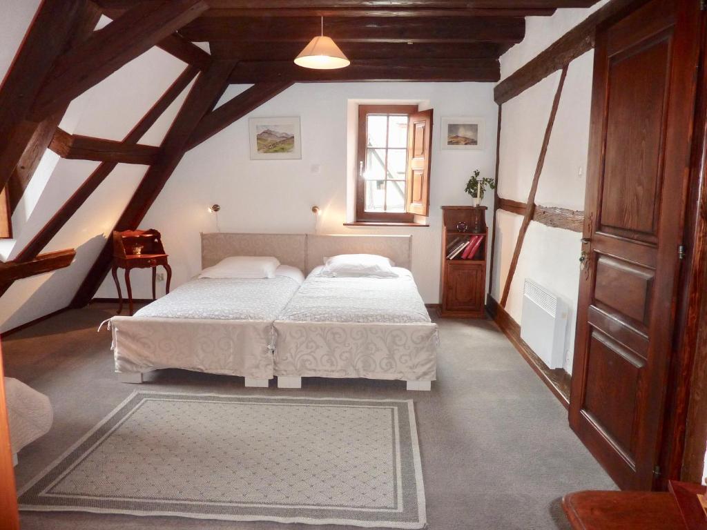 Postel nebo postele na pokoji v ubytování ADRIHOF à Riquewihr, Cour de l'Abbaye d'Autrey