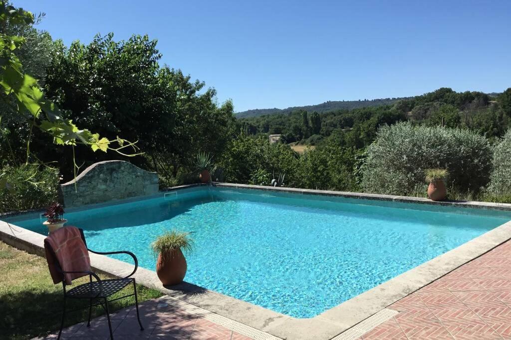 una piscina en el patio trasero de una casa en GITE COCOTTE LUBERON, FORCALQUIER, en Pierrerue