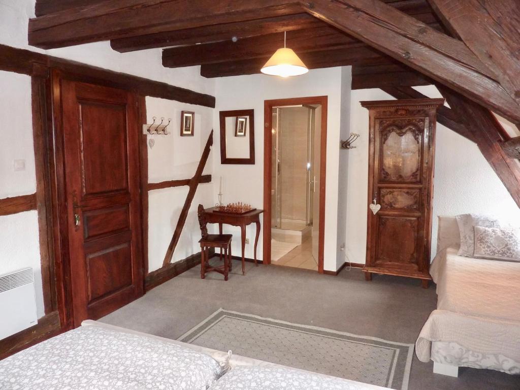 Postel nebo postele na pokoji v ubytování ADRIHOF à Riquewihr, Cour de l'Abbaye d'Autrey