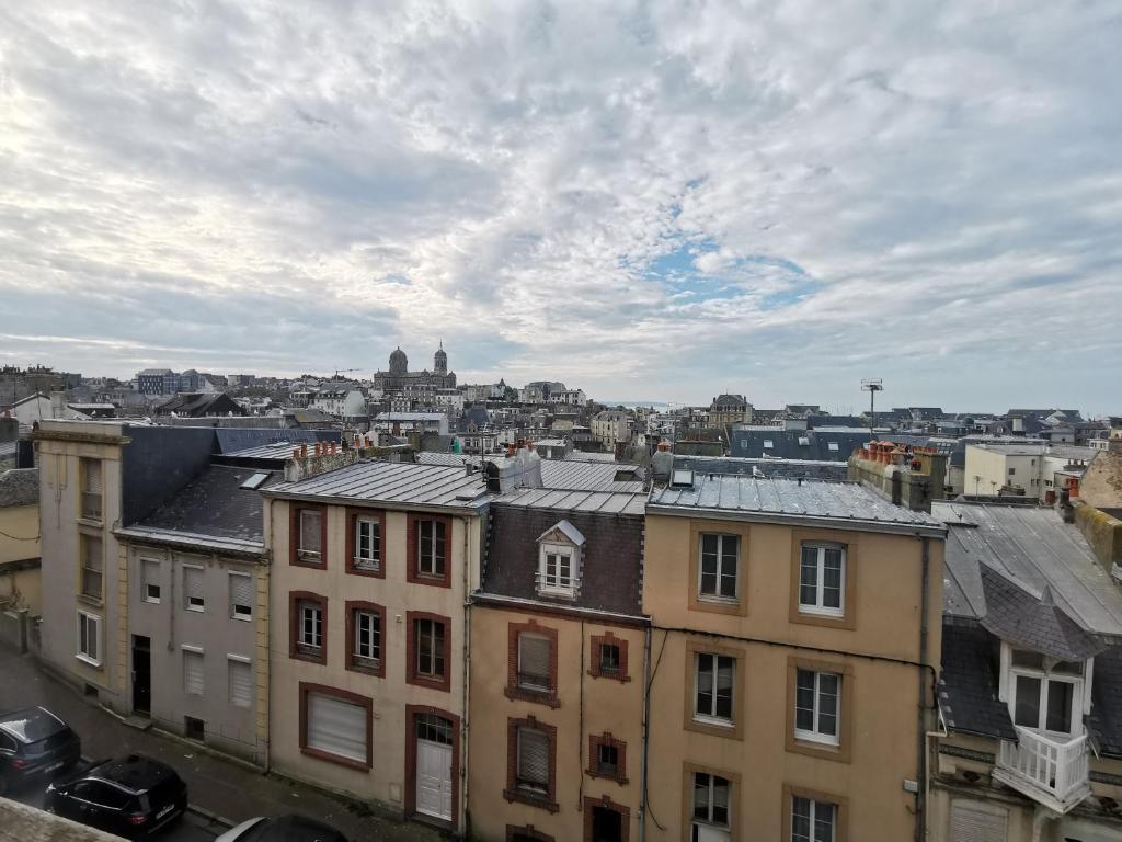 une vue d'une ville depuis le toit d'un immeuble dans l'établissement Le Petit Michelet, à Granville