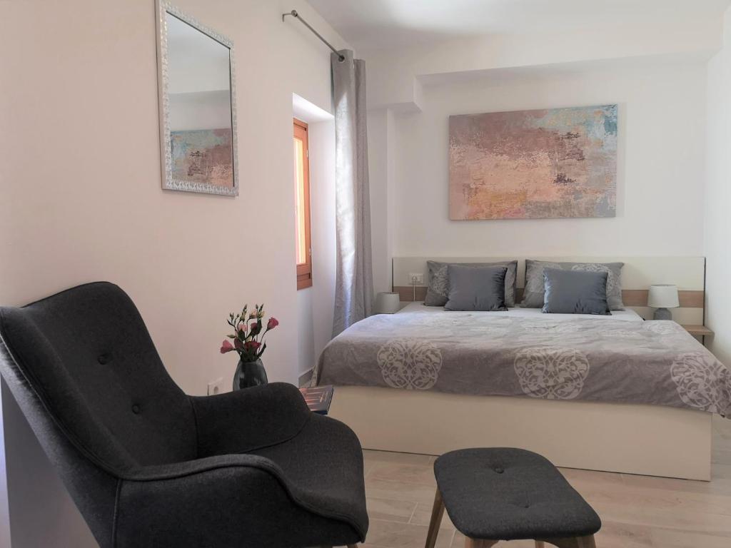 sypialnia z łóżkiem i krzesłem w obiekcie Old Town Studio w mieście Novigrad