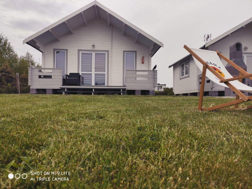 Domki Letniskowe Do-Iwi في أوستروني مورسكي: منزل في ساحة مع منزل