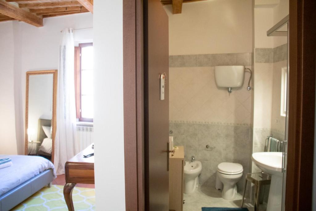a bathroom with a toilet and a sink in a room at Silviù in Perugia