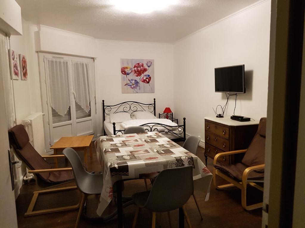une chambre avec une table, des chaises et un lit dans l'établissement Franglais Flats, à Boulogne-sur-Mer