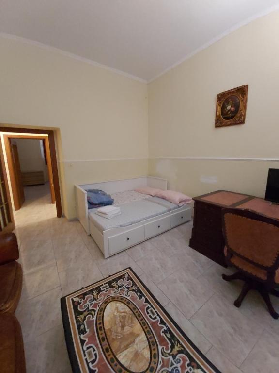 チビタベッキアにあるWHOLE HOLIDAY HOME APARTMENT FANTASTIC CIVITAVECCHIA da Pamino & Priscilla con due Camere letto!のベッドルーム1室(ベッド1台、デスク、ラグ付)
