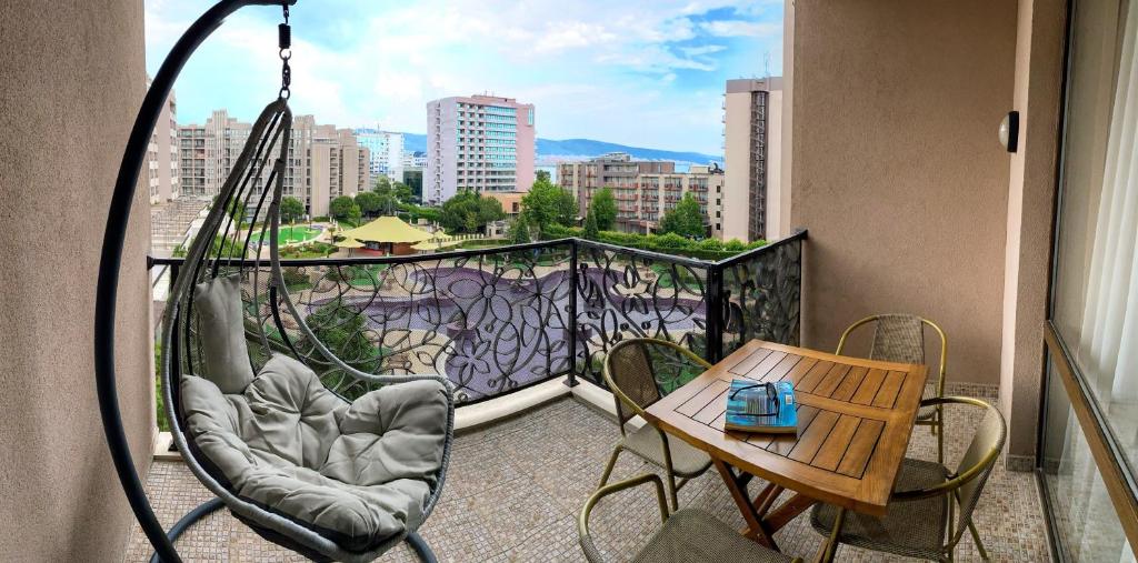 Balkón nebo terasa v ubytování Royal Beach Premium