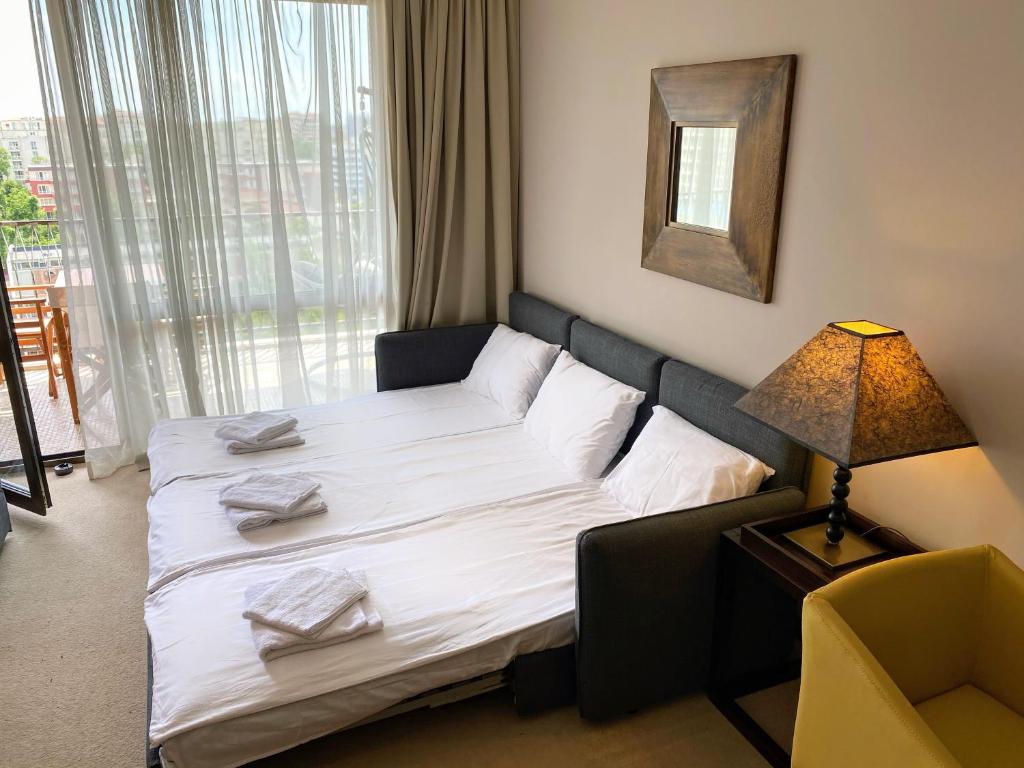 Postel nebo postele na pokoji v ubytování Royal Beach Premium