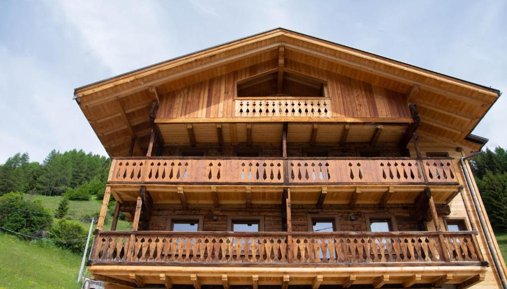 Costalta的住宿－B&B LE TERZE，带阳台的大型木质建筑
