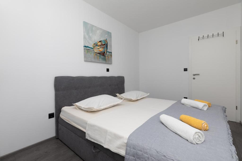 um quarto com uma cama com duas toalhas em Apartment Viva em Split