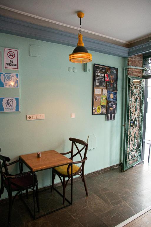 Posezení v ubytování YOLO Hostel
