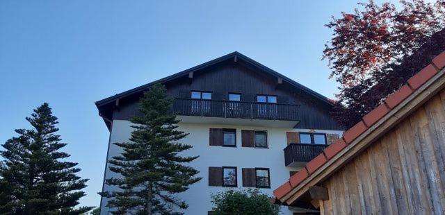 un gran edificio con un balcón en la parte superior. en Ferienwohnung Alpenveilchen im Oberallgäu en Missen-Wilhams