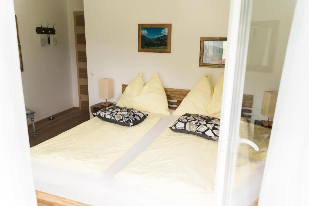 A bed or beds in a room at Gästehaus Reicher