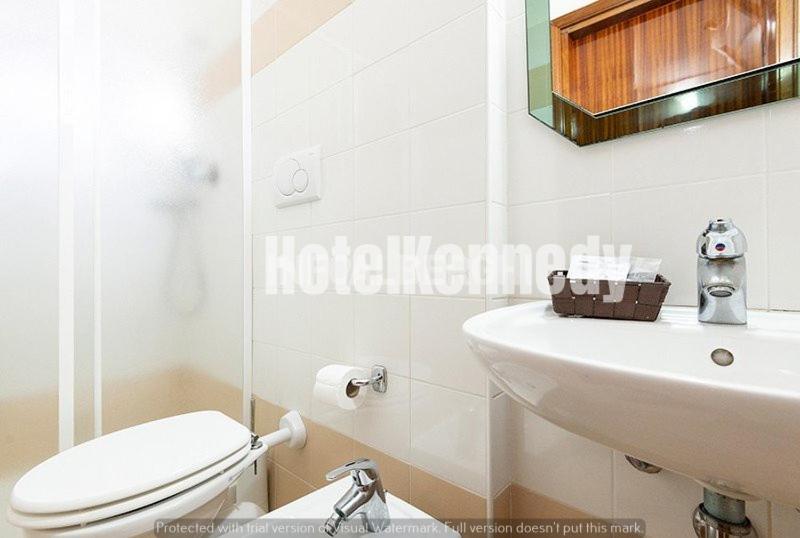 Koupelna v ubytování Hotel Kennedy