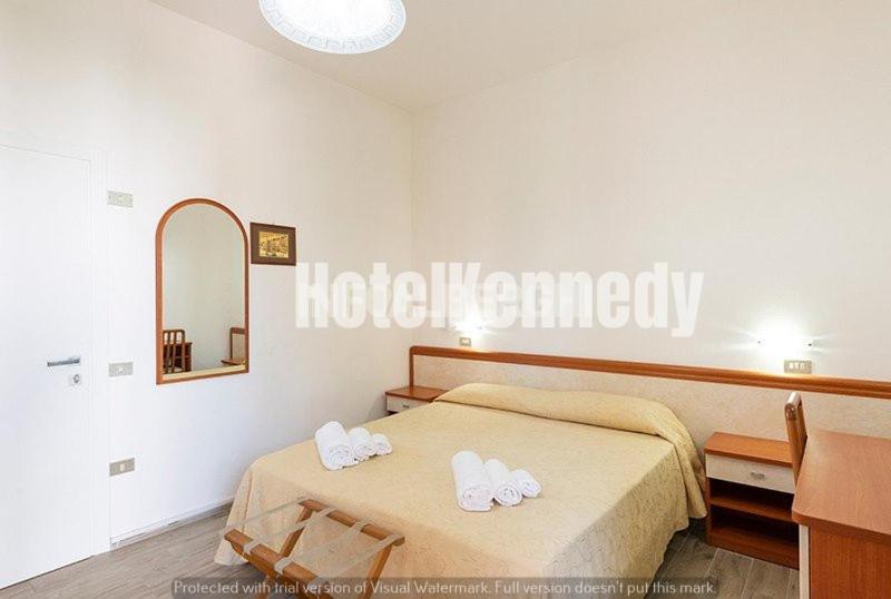 Postel nebo postele na pokoji v ubytování Hotel Kennedy