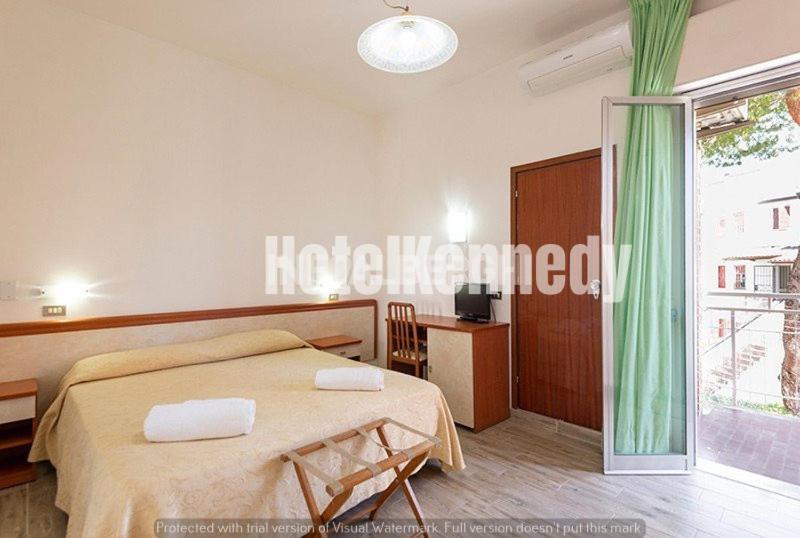 Postel nebo postele na pokoji v ubytování Hotel Kennedy