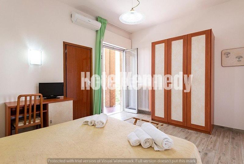 TV a/nebo společenská místnost v ubytování Hotel Kennedy