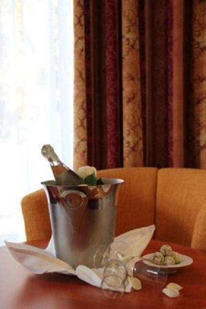 a metal bucket sitting on top of a table at Hotel & Café Strandeck in Prerow