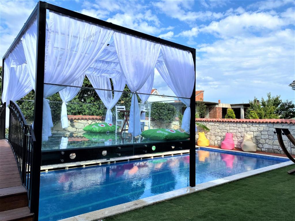 a large aquarium with a pool in a backyard at Grand Alaçatı Butik Hotel in Alaçatı
