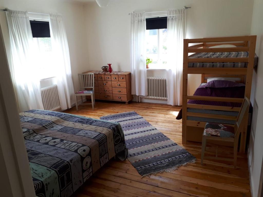 1 Schlafzimmer mit 2 Betten und 1 Etagenbett in der Unterkunft Rumskulla guesthouse in Vimmerby