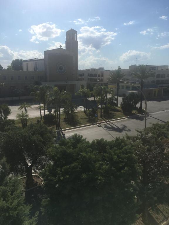 - une vue sur un parking avec un bâtiment dans l'établissement Casale 2020, à Brindisi