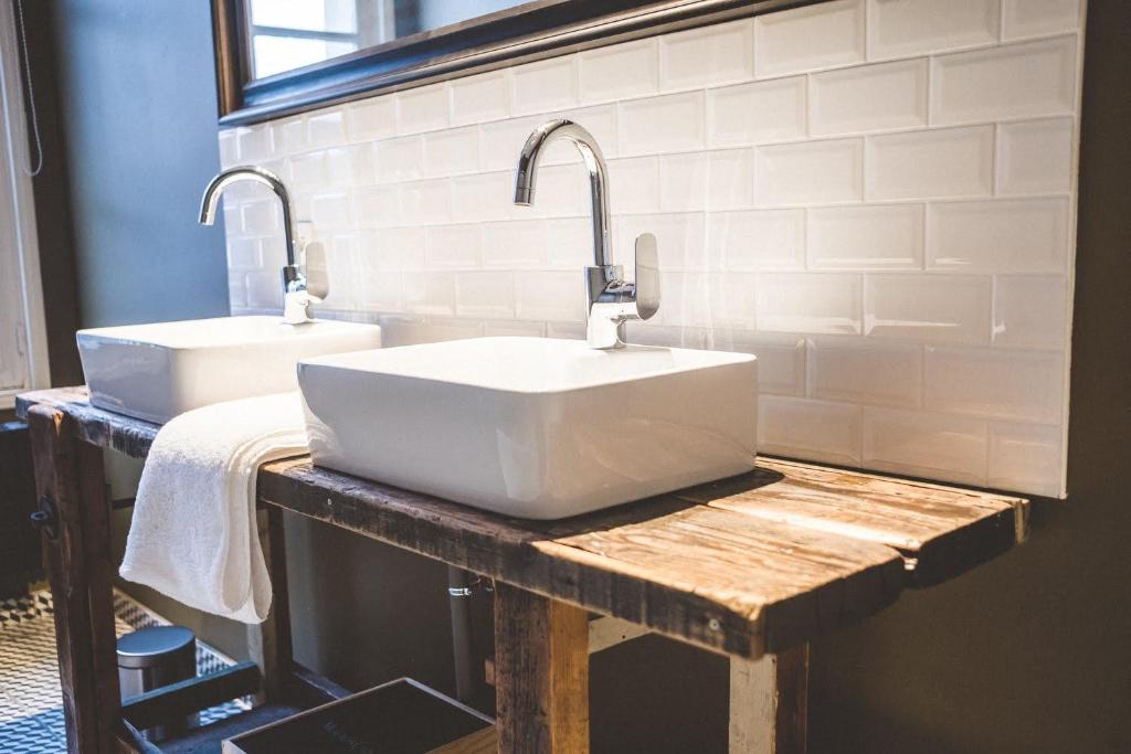 2 lavabos en un mostrador de madera en un baño en Blois, vue panoramique Loire, en Blois