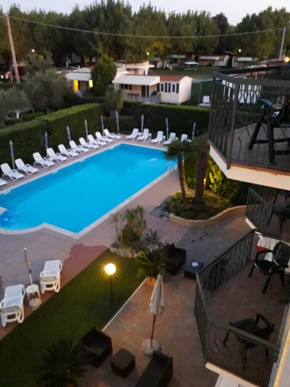 Bazén v ubytování Hotel Fornaci nebo v jeho okolí