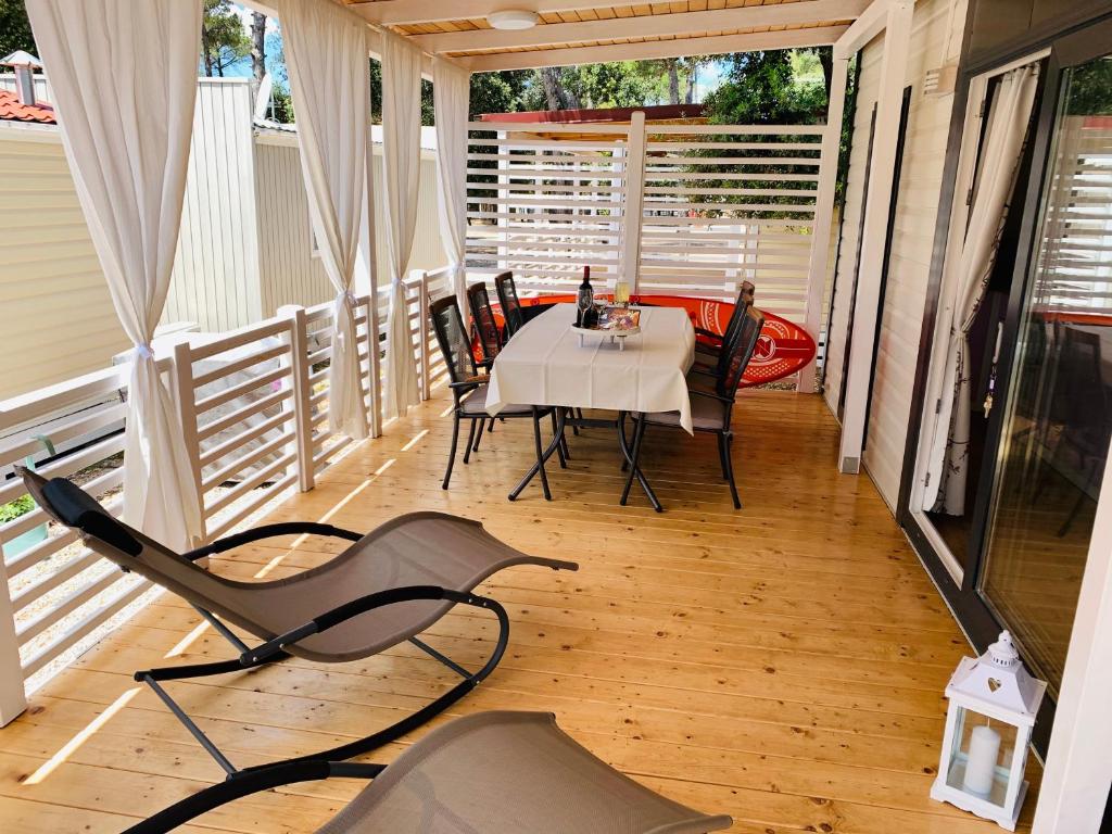 Balkón nebo terasa v ubytování Mendula I - Mobile Home