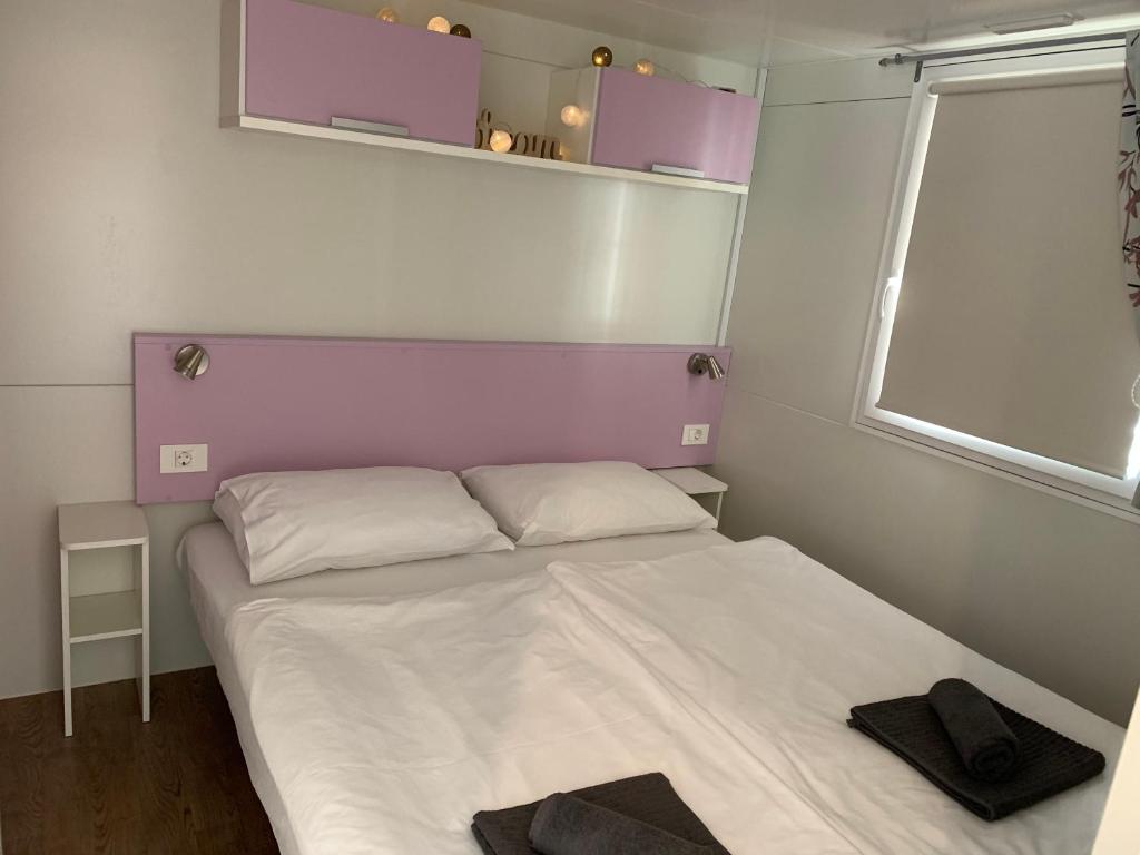 Postel nebo postele na pokoji v ubytování Mendula I - Mobile Home