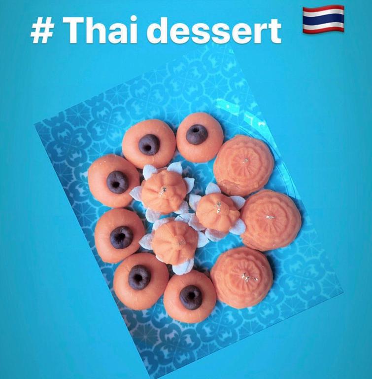 A tray of Thai desserts arranged on a blue patterned plate.