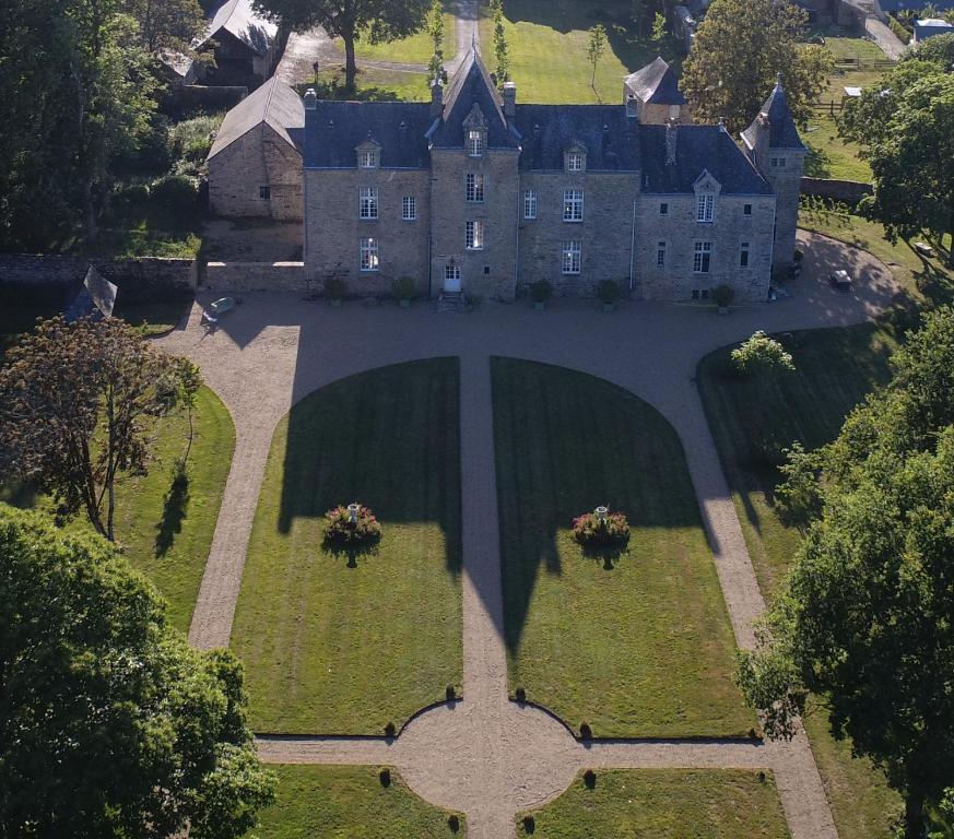 uma vista aérea de uma propriedade com um grande edifício em Château de Cadouzan em Saint-Dolay